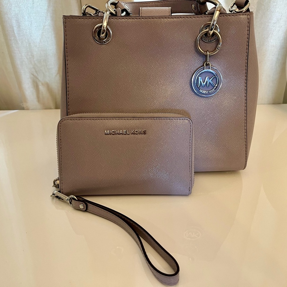 Michael Kors Cynthia purse and wallet wristlet - Picture 4 of 10